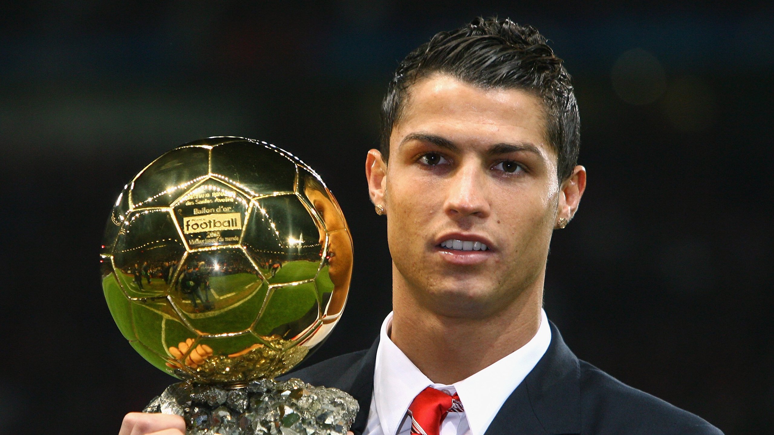 开云体育直播-当足球门神点燃NBA之夜，库尔图瓦的跨界星光