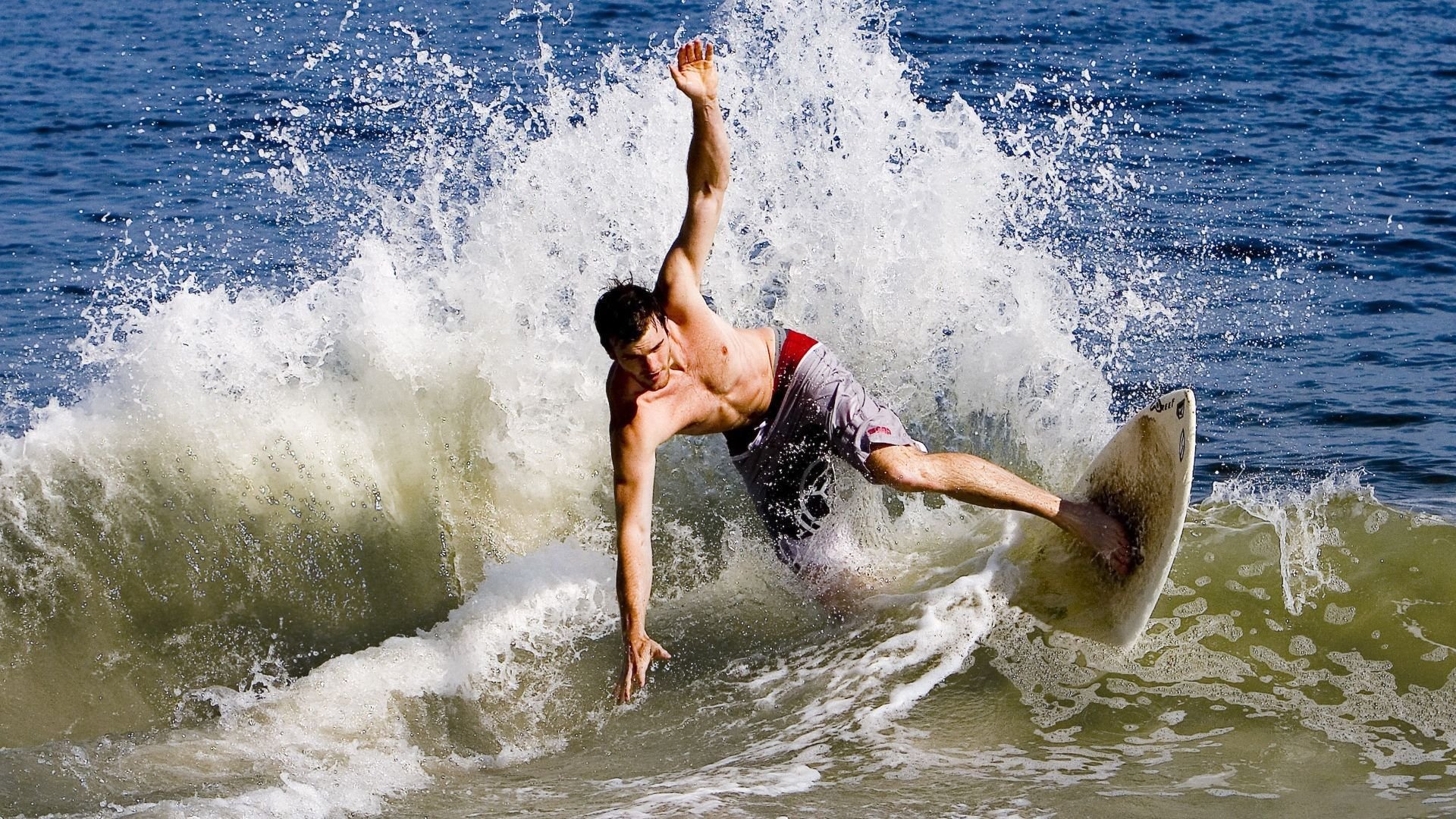 赛道上的逆袭，塞恩斯关键制胜，阿斯顿马丁如何碾压梅赛德斯